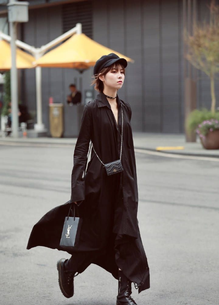 街拍:高冷美女一袭黑色风衣配罗马靴,傲气凌人,自带气场很拉风