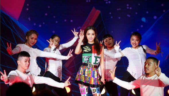 回望她一路走过的脚印,拿着太多的歌曲大奖,演唱过的歌曲从《舞娘》到