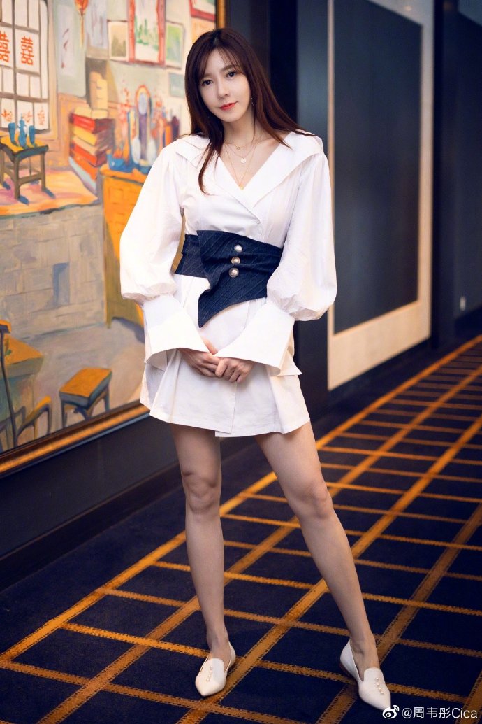 魅力女星周韦彤迷人健身写真美照欣赏