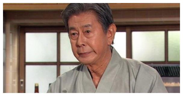 血疑主演大岛茂为拍摄电视剧50多岁穿着紧身衣和小女生学芭蕾