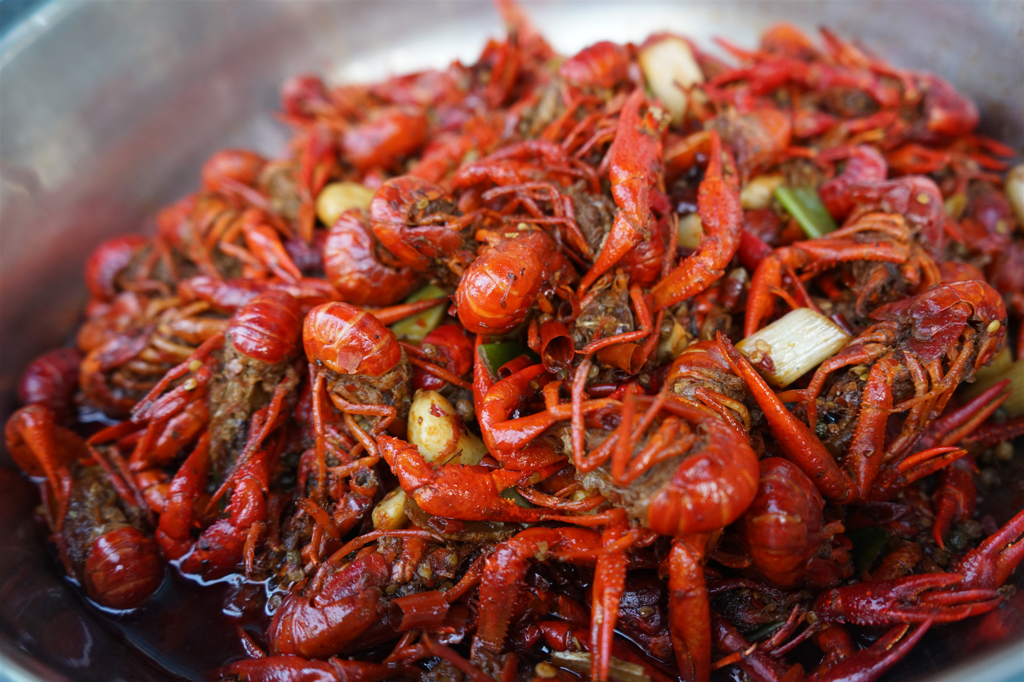 38岁男子卖炒龙虾10年,买房买车身家百万,要培养2岁儿子做生意