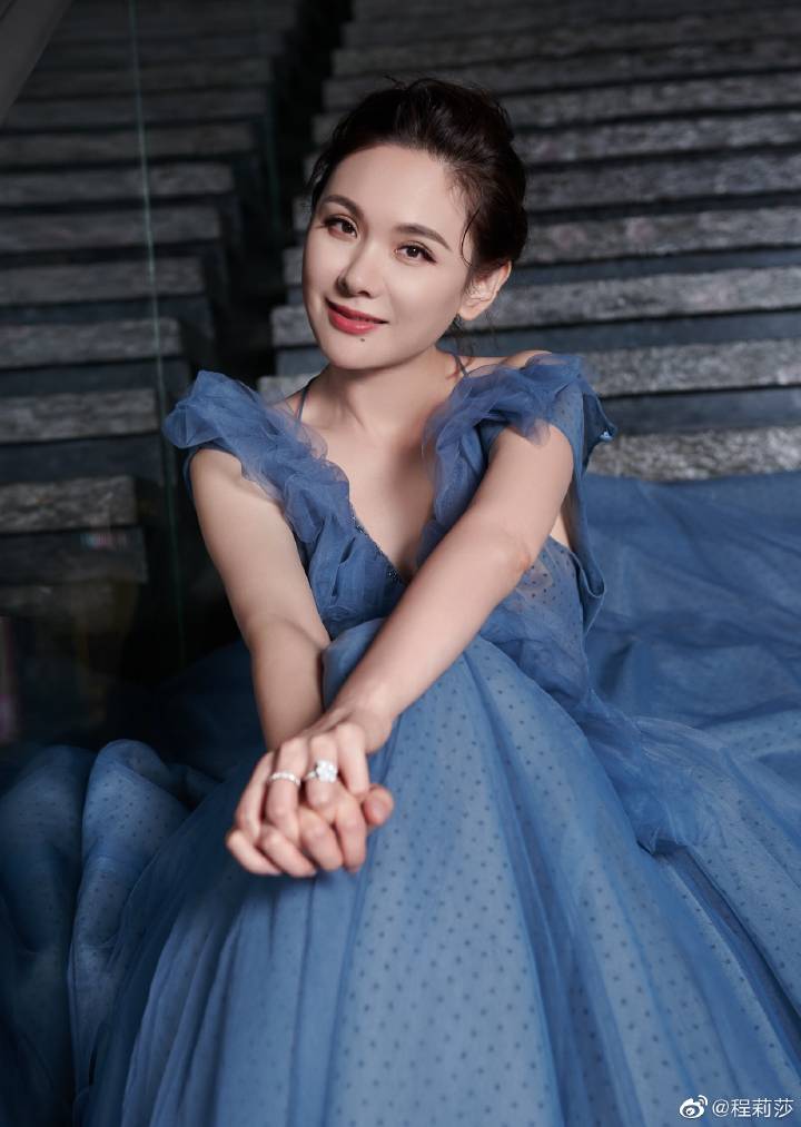 程莉莎一家三口同框拜年,"望夫脸"注视郭晓东,眼神太宠溺