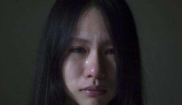 小葵哭着捶打他:"你有妻有女,为什么还要来招惹我?