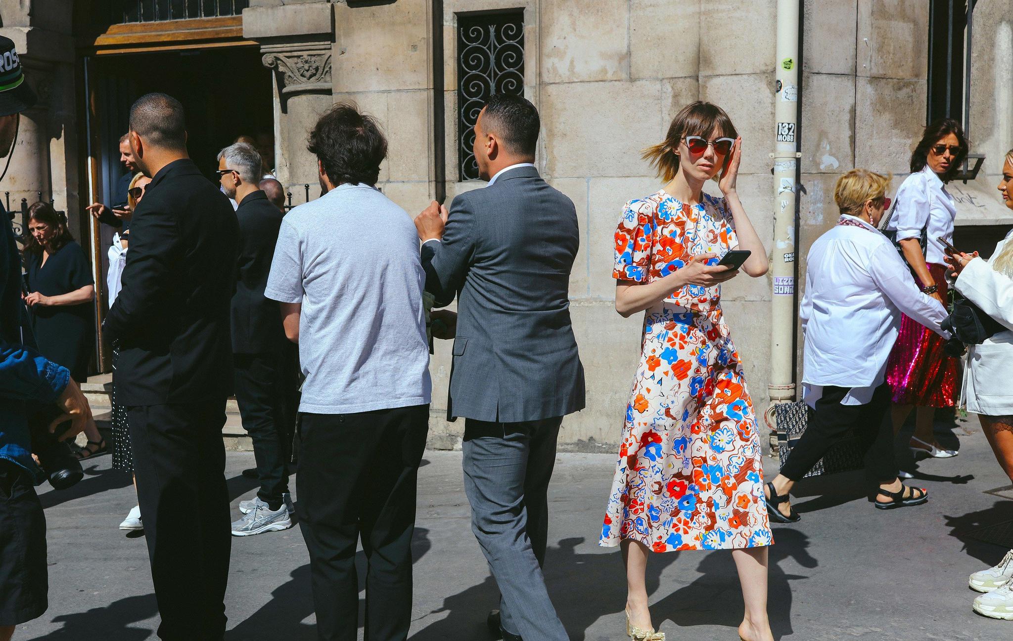 巴黎的时尚巴黎的浪漫时装也是巴黎街头一道靓丽的风景