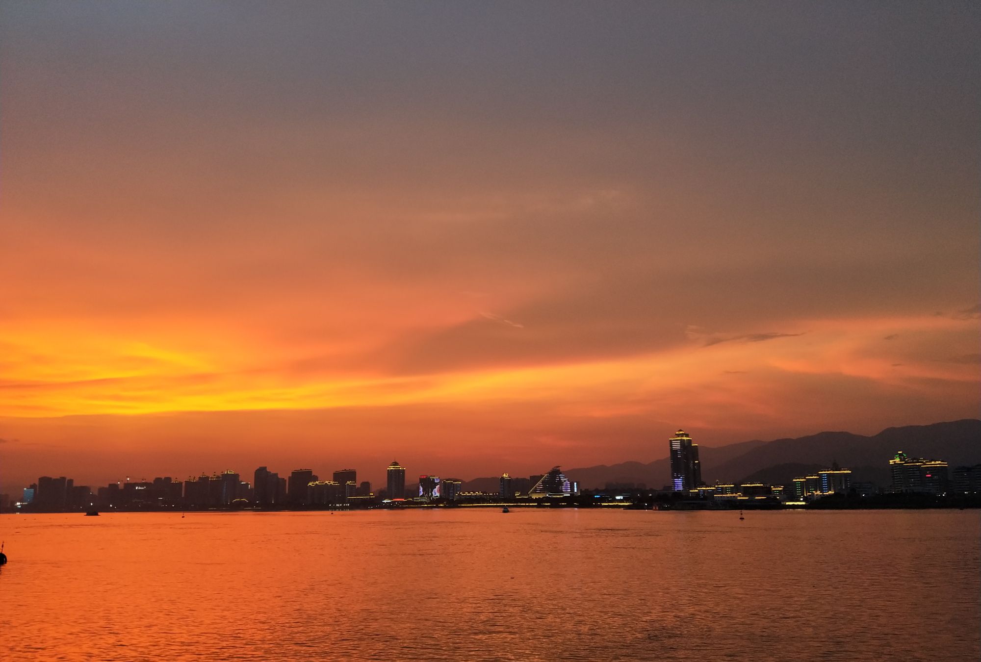 瓯江路上,傍晚的火烧云太美了,美景可遇不可求