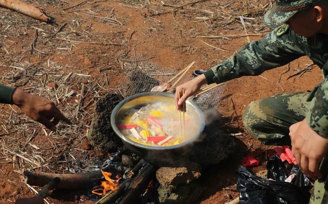 新兵团的小伙伴们第一次野外生存训练,大型"真香"现场