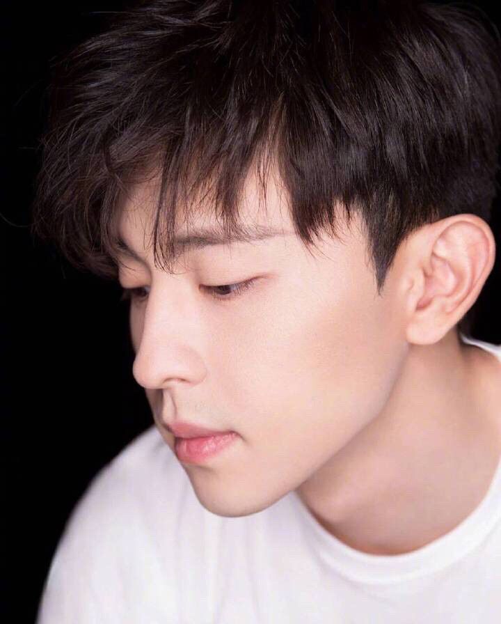 邓伦的鼻子,白敬亭的泪痣,肖战的笑容,谁的侧脸撩到了你?