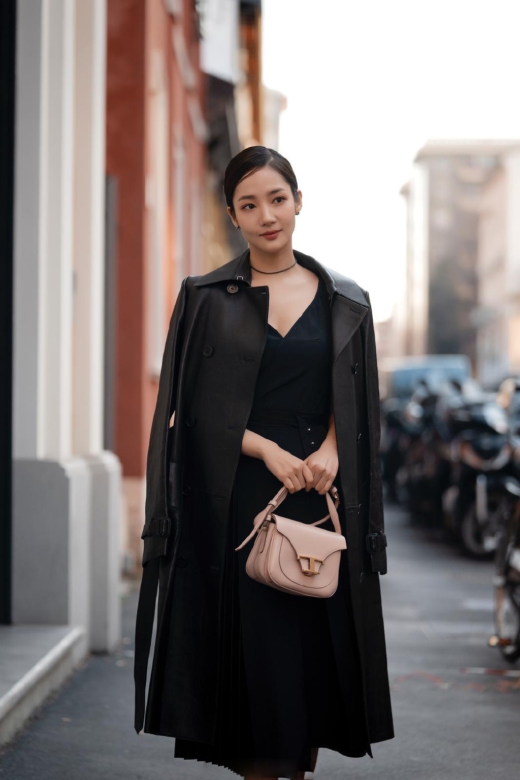 朴敏英一身黑丝绒连衣裙现身秀场 一颦一笑温柔高贵又典雅_高清图集