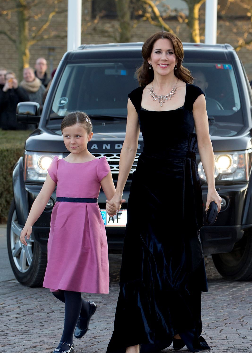 被穿天鹅绒的丹麦玛丽王妃迷倒了:除了优雅想不出其他赞美的词