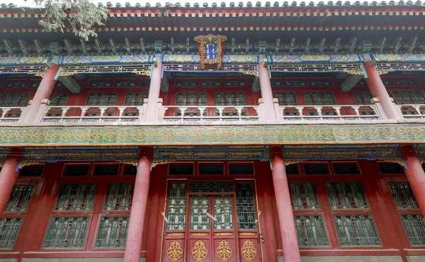 这就是故宫中的梵华楼,梵华楼北面靠着宁寿宫,南边又跟景福宫连接着