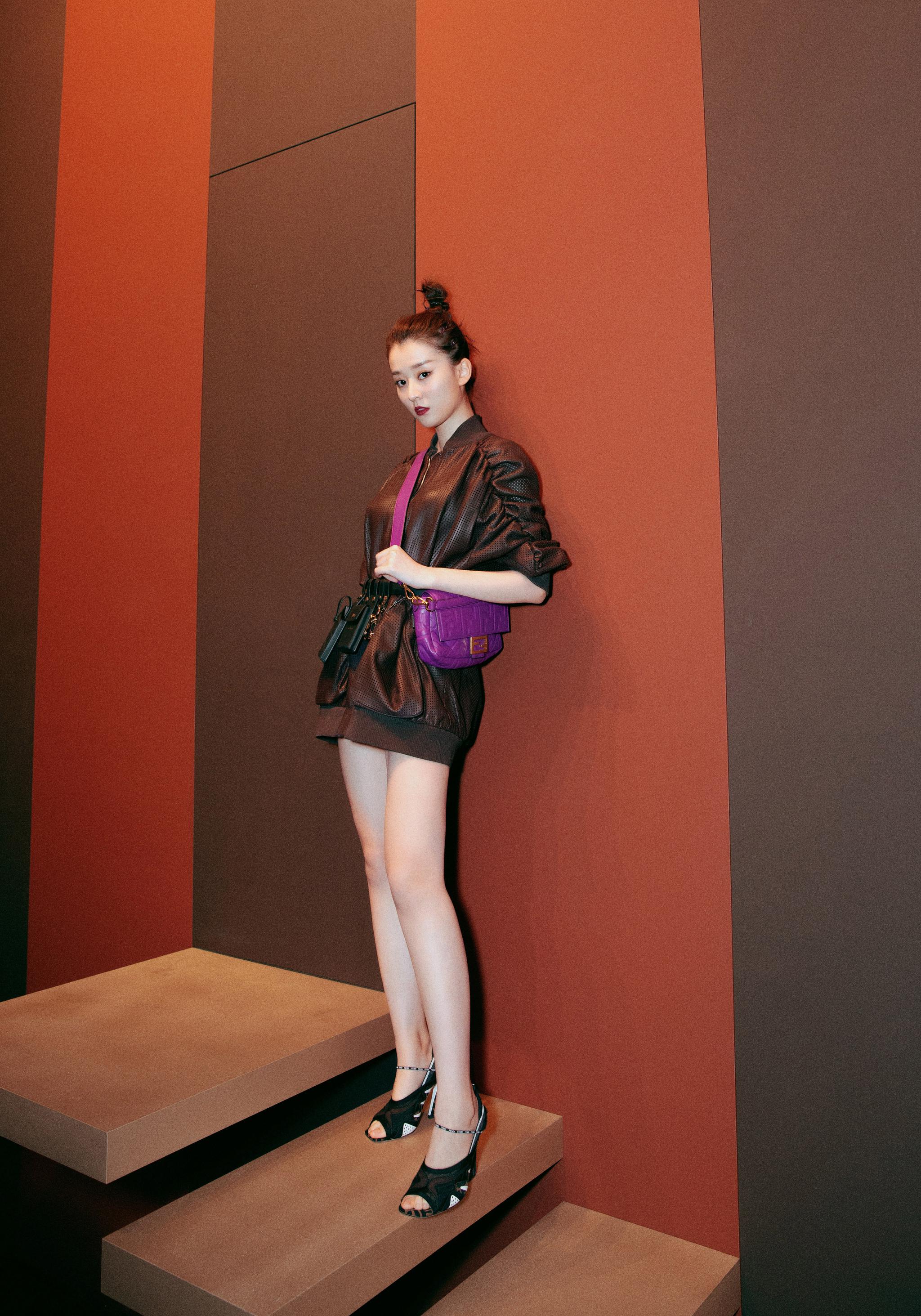 乔欣受邀出席品牌活动,棕色夹克搭配鱼嘴凉鞋时尚靓丽