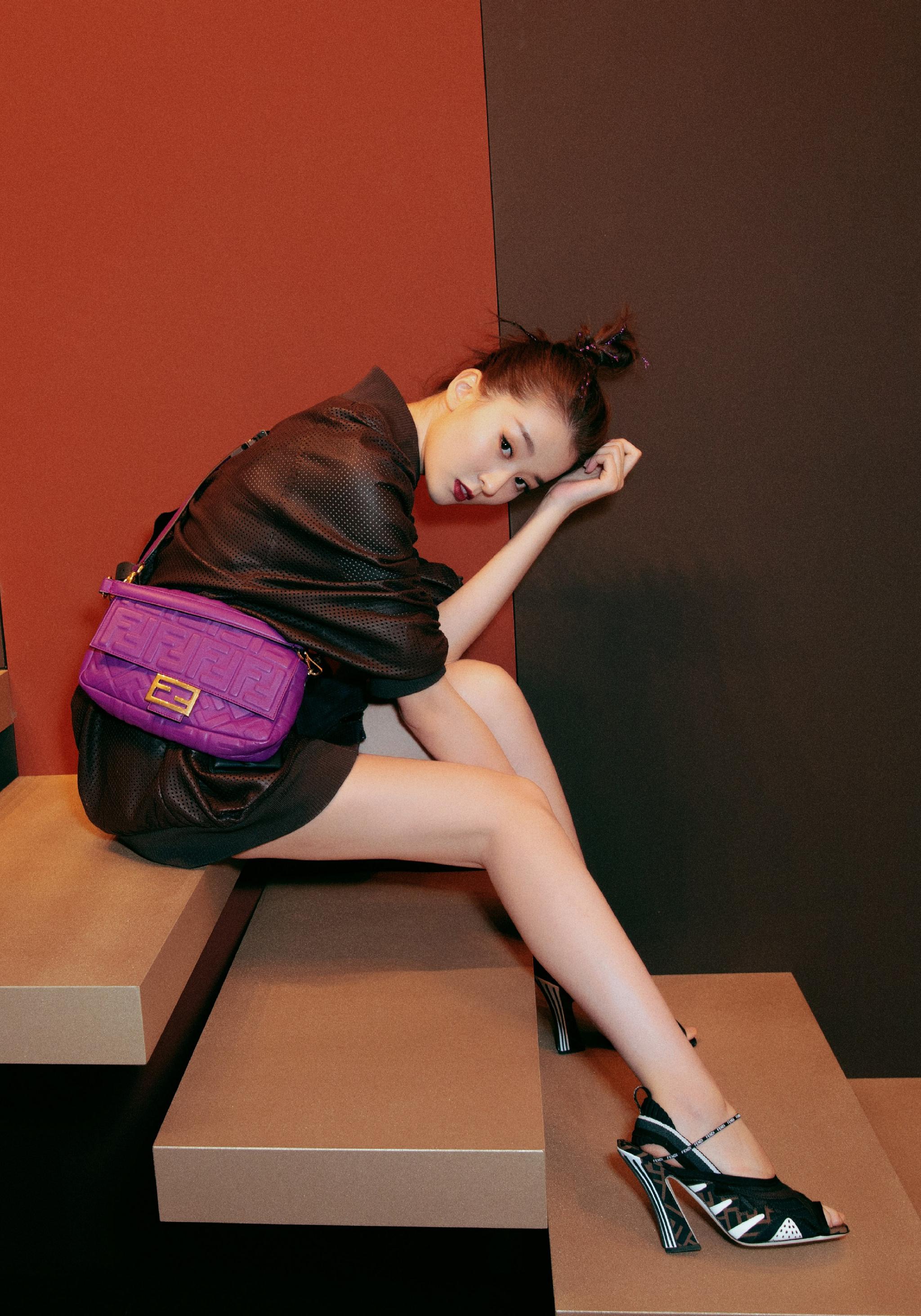 乔欣受邀出席品牌活动,棕色夹克搭配鱼嘴凉鞋时尚靓丽