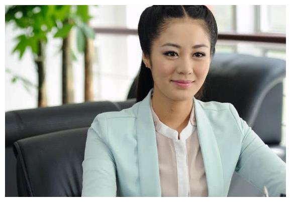 《乡村爱情》的王小蒙,曾被赵本山力捧10年,今嫁豪门活成这样