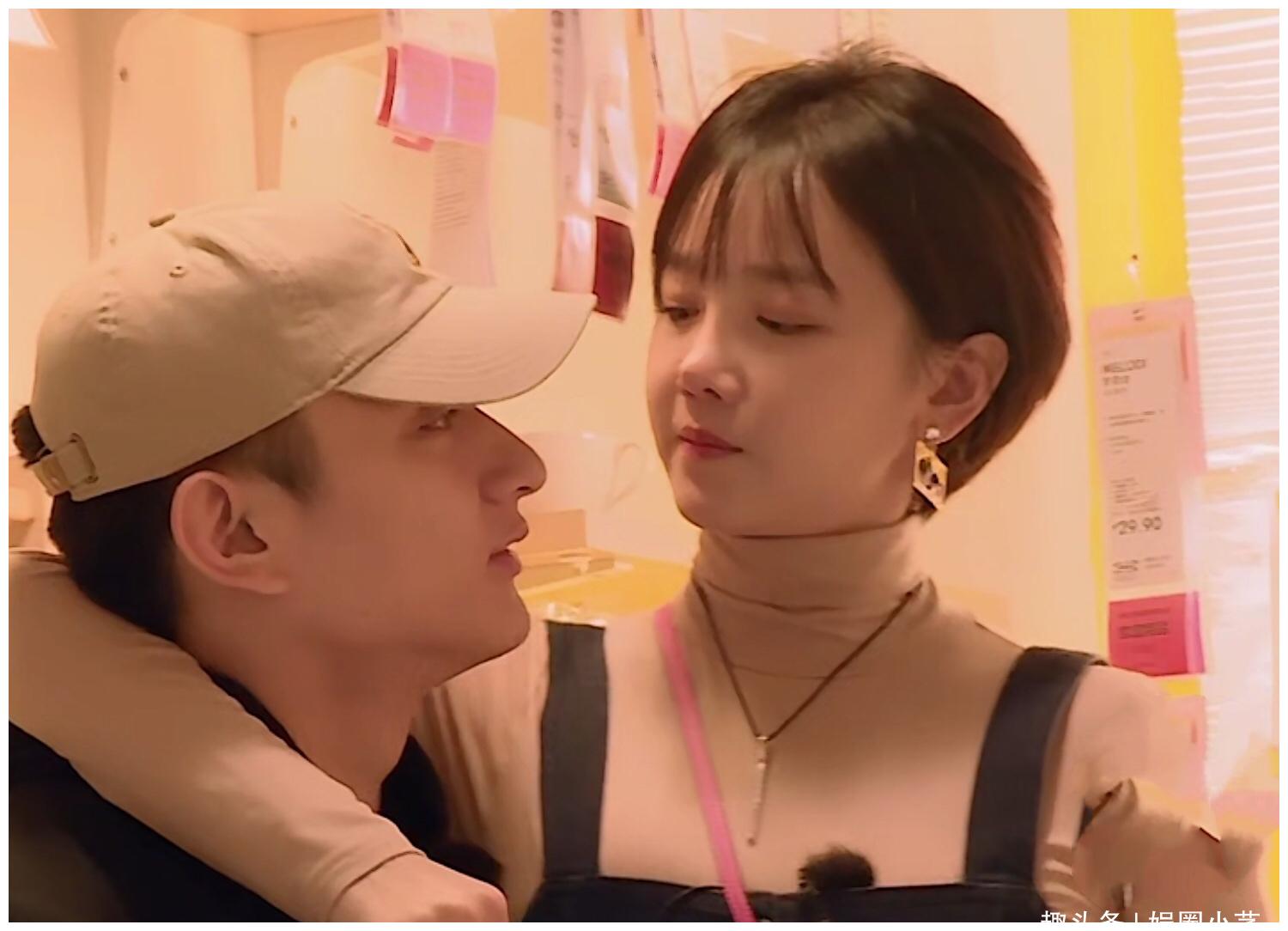 于小彤和女友拍婚纱照陈小芸一脸幸福笑的好甜