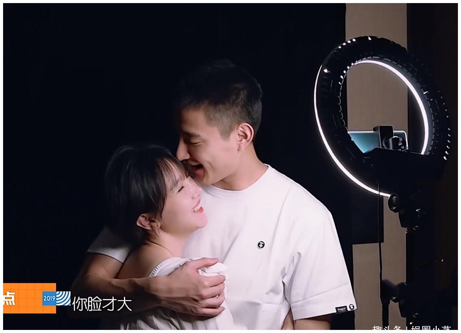 于小彤和女友拍婚纱照,陈小芸一脸幸福笑的好甜