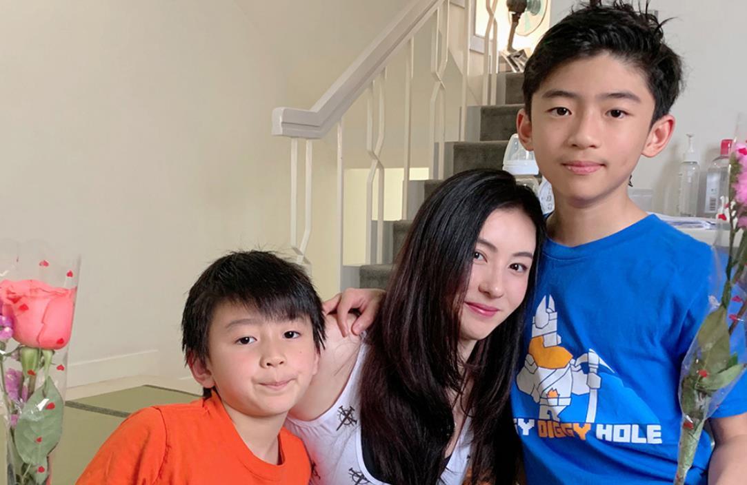 三胎儿子首出镜张柏芝抱小儿子外出购物与小q争抢食物温馨