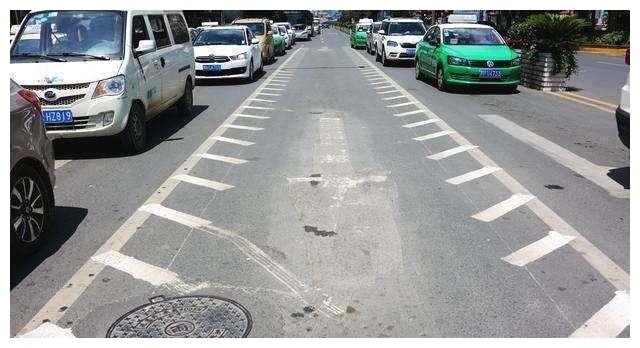 交警遇到锯齿车道不要乱走走错最高扣6分罚200块