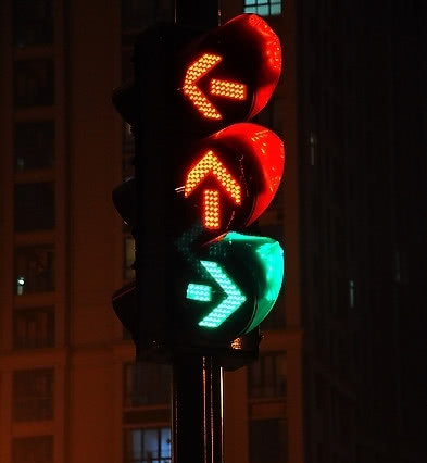 为什么红灯右转会被扣6分交警不看标识,罚的就是你!