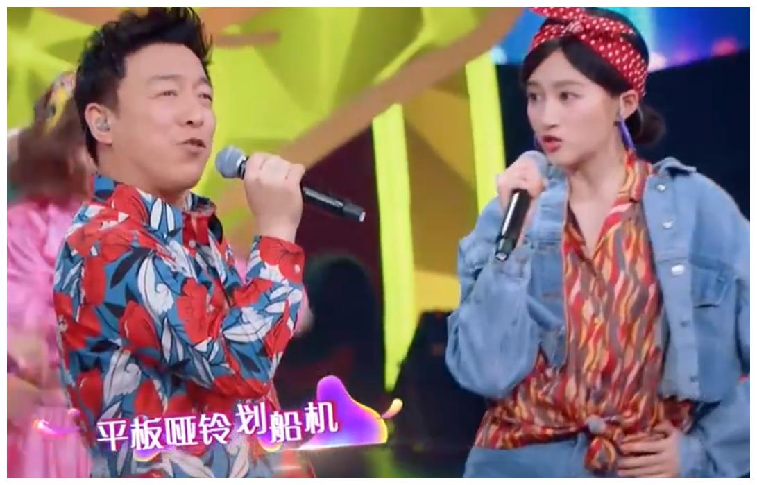 同唱《卡路里》,关晓彤竟"逼"得黄渤笑场,但姜还是老的辣