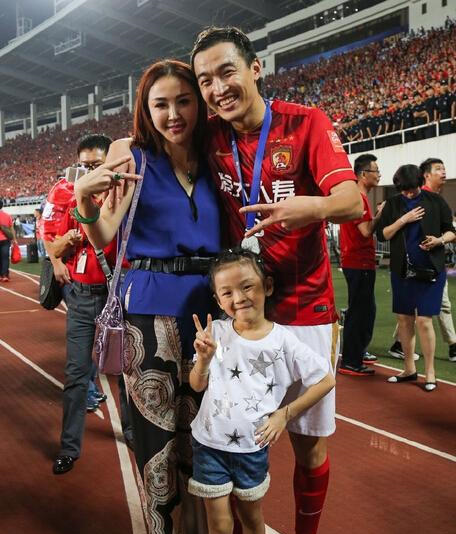 冯潇霆家庭现状娇妻专注足球青训,两人结婚十年,女儿已8岁