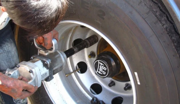 小偷拆下轮胎,却只拿走了4个螺丝,车主到4s店买螺丝,瞬间懵了