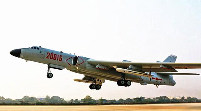 中国最新轰-6K轰炸机,载弹量9吨,作战半径超过
