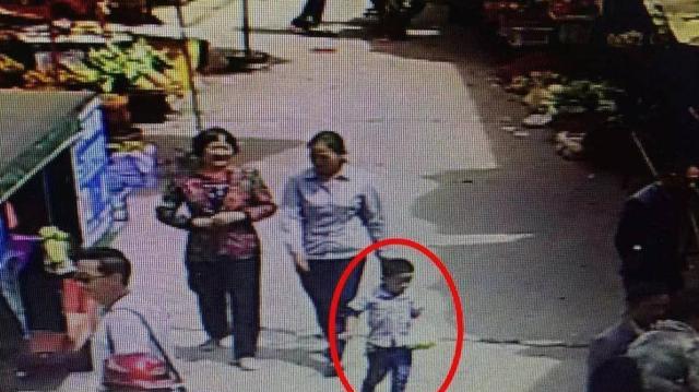 7岁男孩逛超市不购物，店员怀疑是小偷，看见小孩的手臂后报警