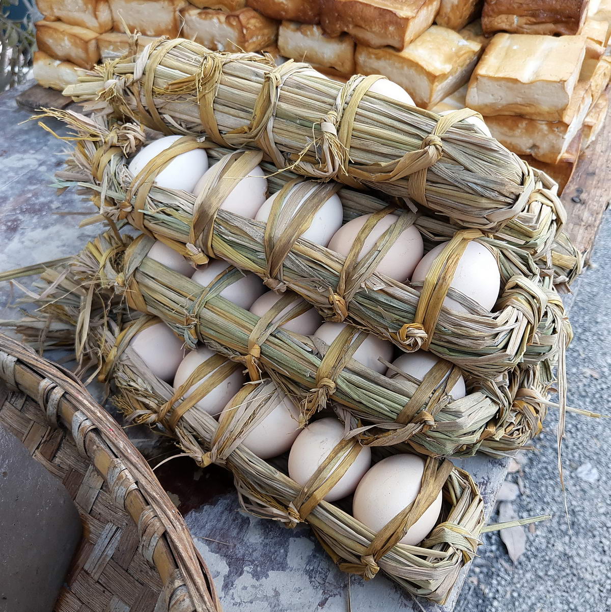 贵州黔西南册亨县城赶集,云贵十八怪,鸡蛋串着卖