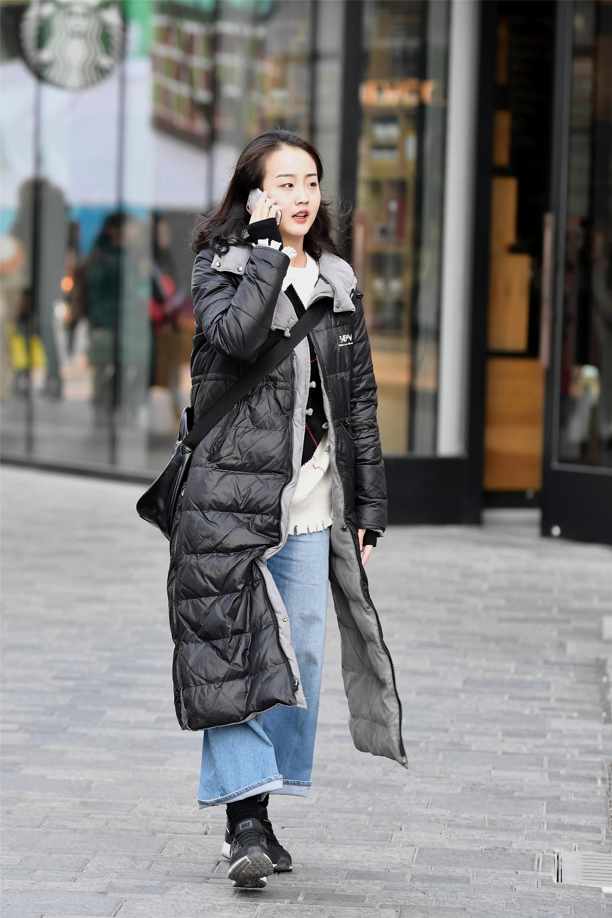 长款羽绒服这样穿小姐姐搭配出酷感十足的效果