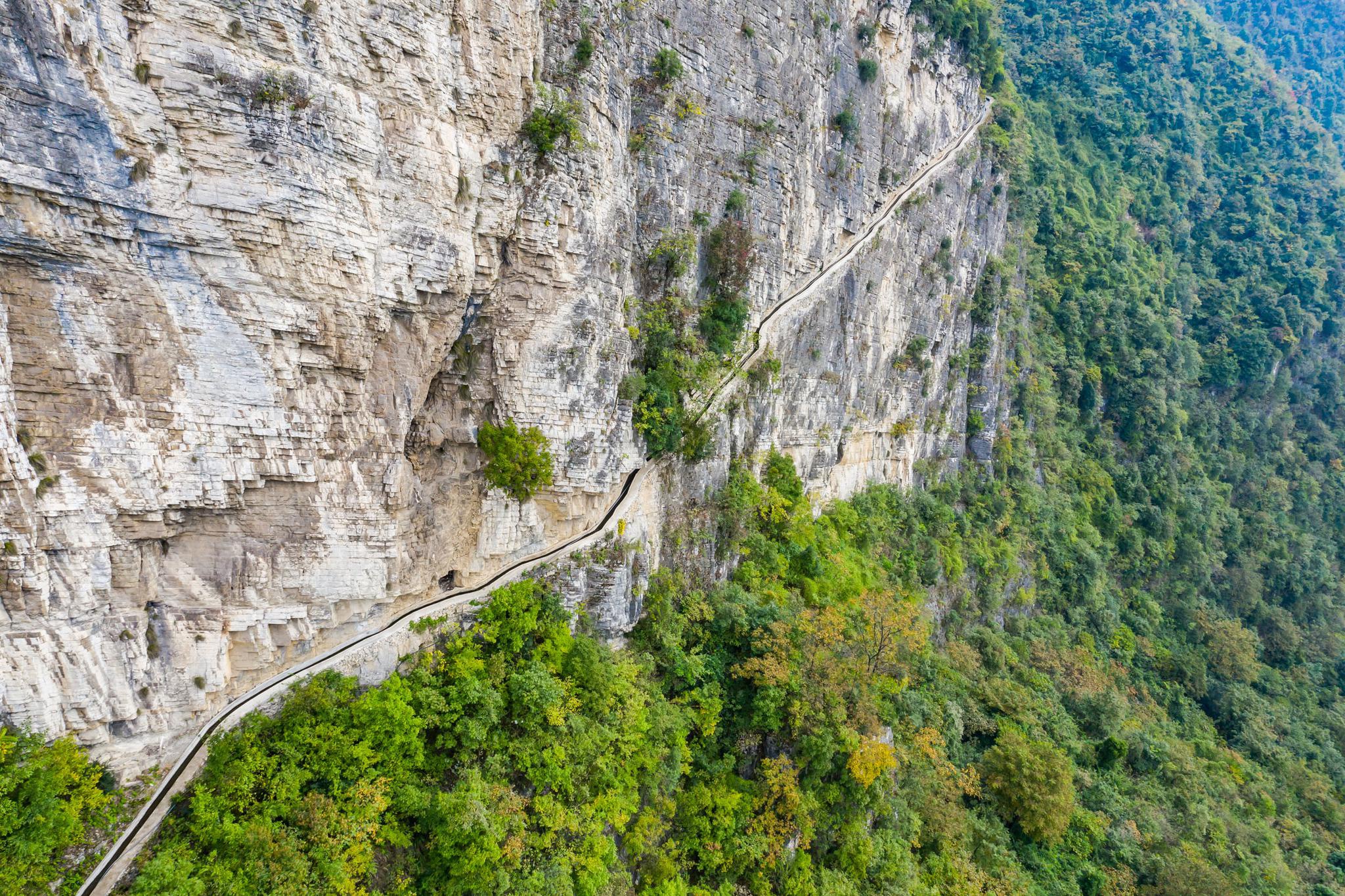 贵州一老人花30多年,用铁锤等开凿了一条9400米天渠,当代愚公