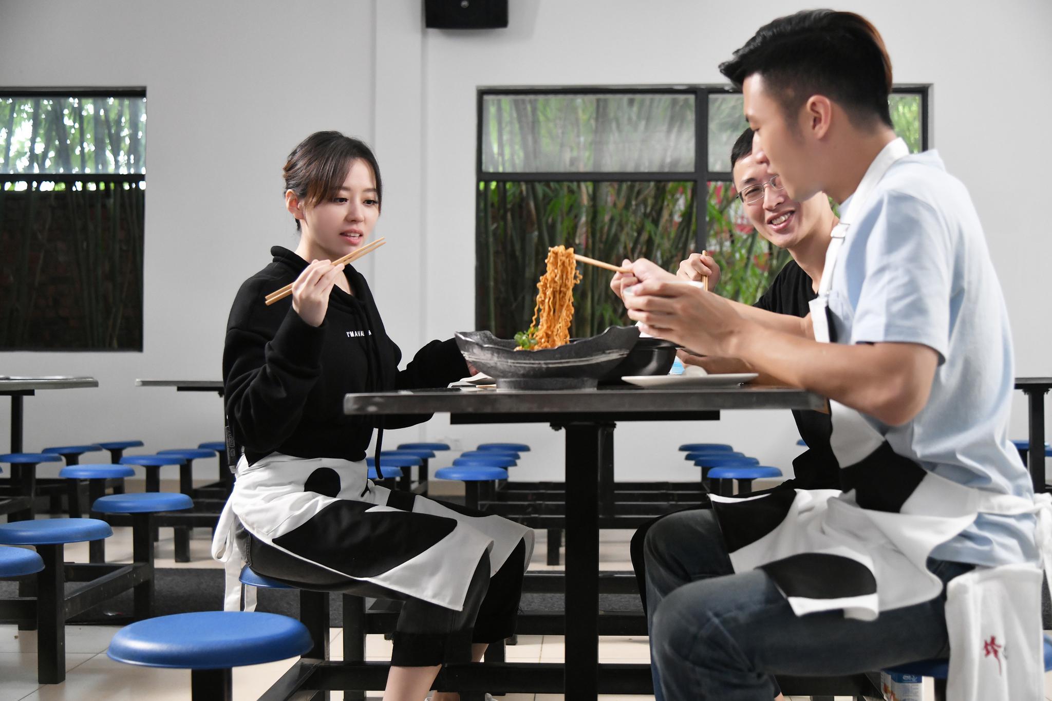 谢霆锋,张靓颖学方言,钓熊猫!开启成都《锋味》