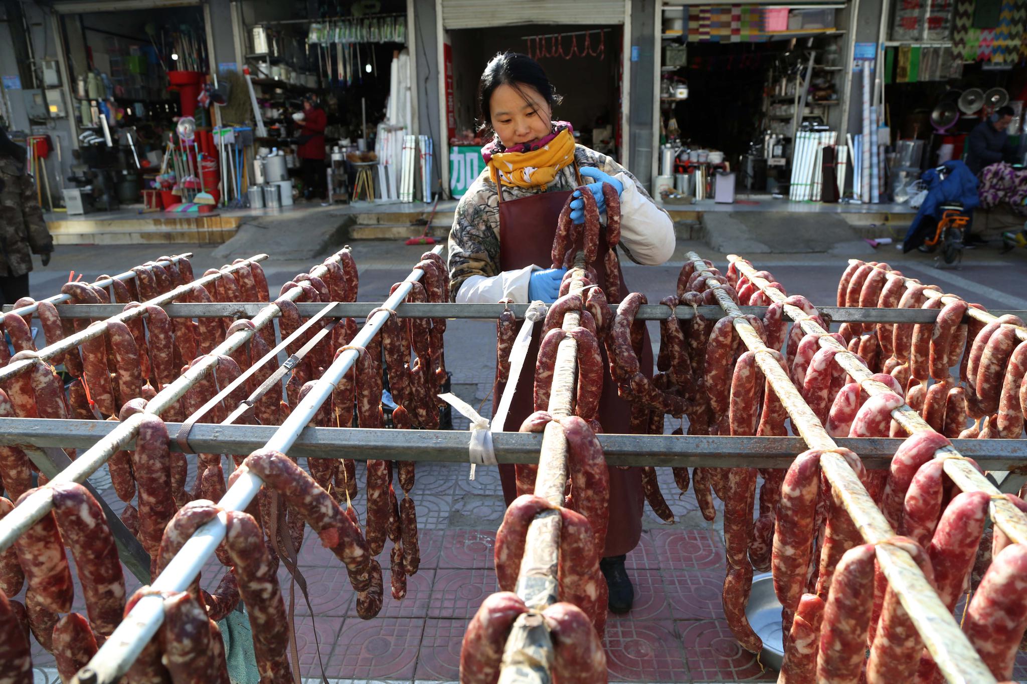 江苏连云港:气温骤降冬季晾晒香肠忙,一天能灌到四五百斤