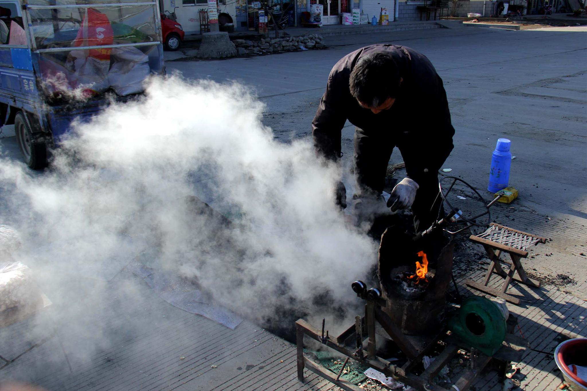 如今这种老式炸爆米花的机器已经很少见到了,曾有一次,在一家博物馆里