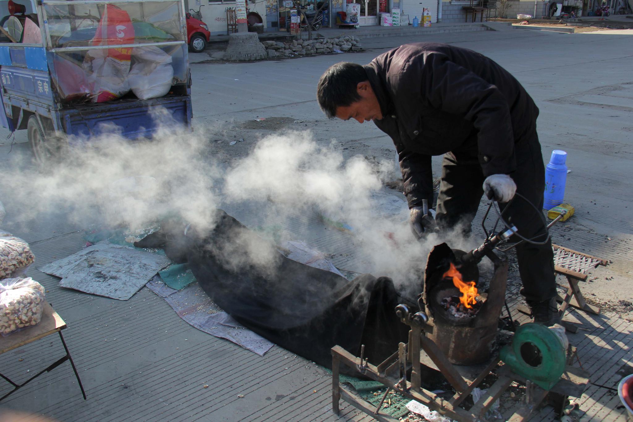 如今这种老式炸爆米花的机器已经很少见到了,曾有一次,在一家博物馆里
