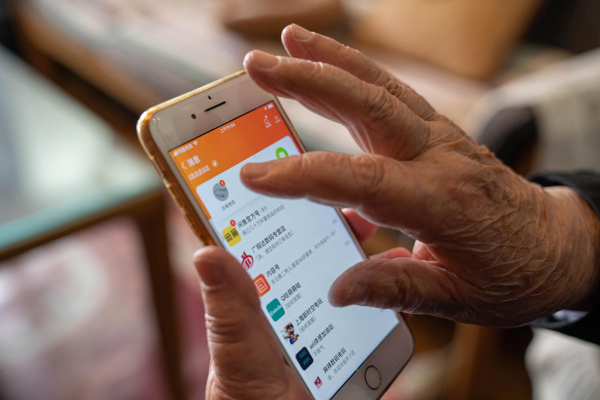 96岁"文艺青年"酷爱淘宝 家里多架航拍飞机 科技产品一样不少