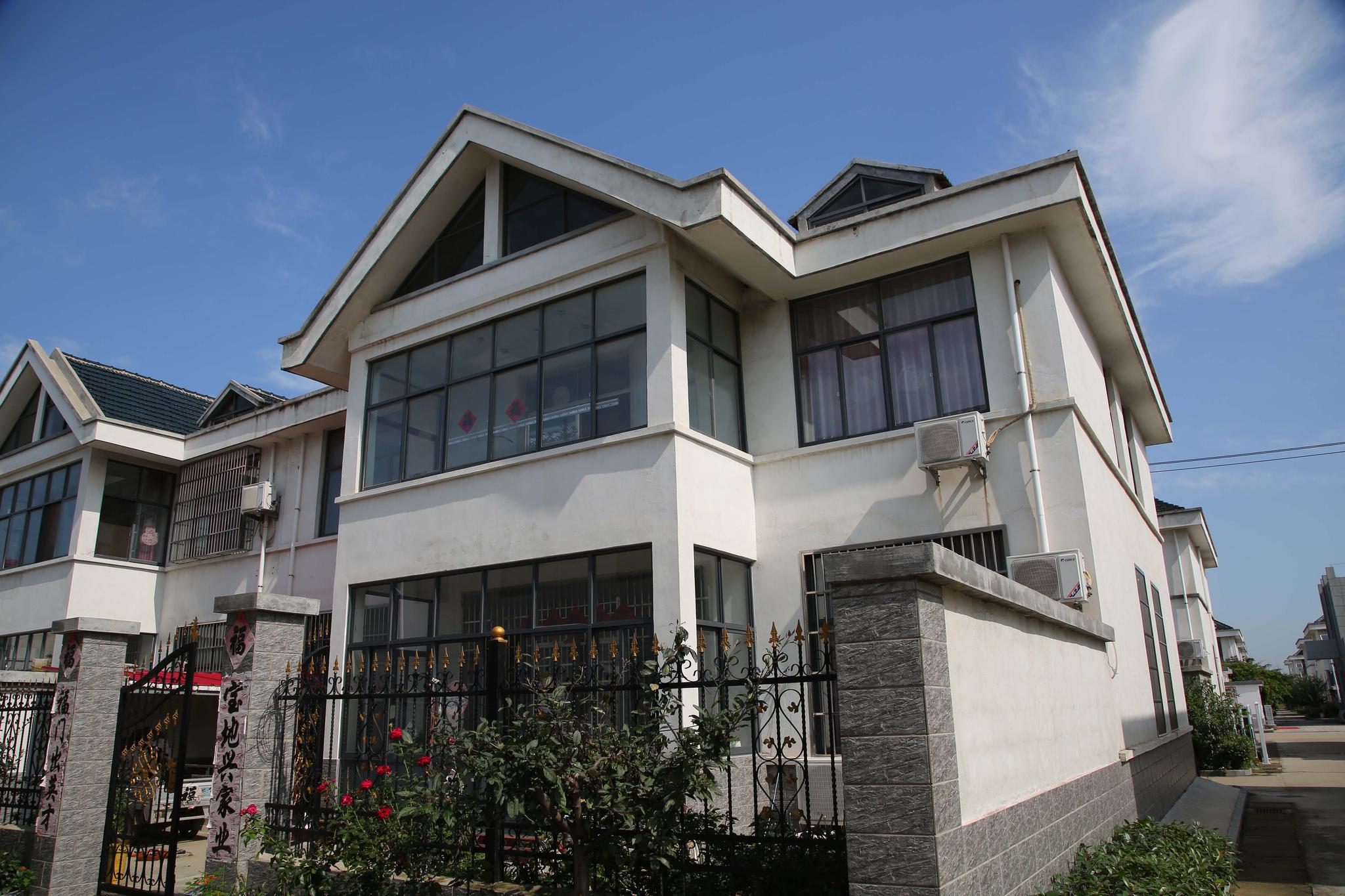 这个村叫新宅子,离沿海不足二地里.这是村里有综合服