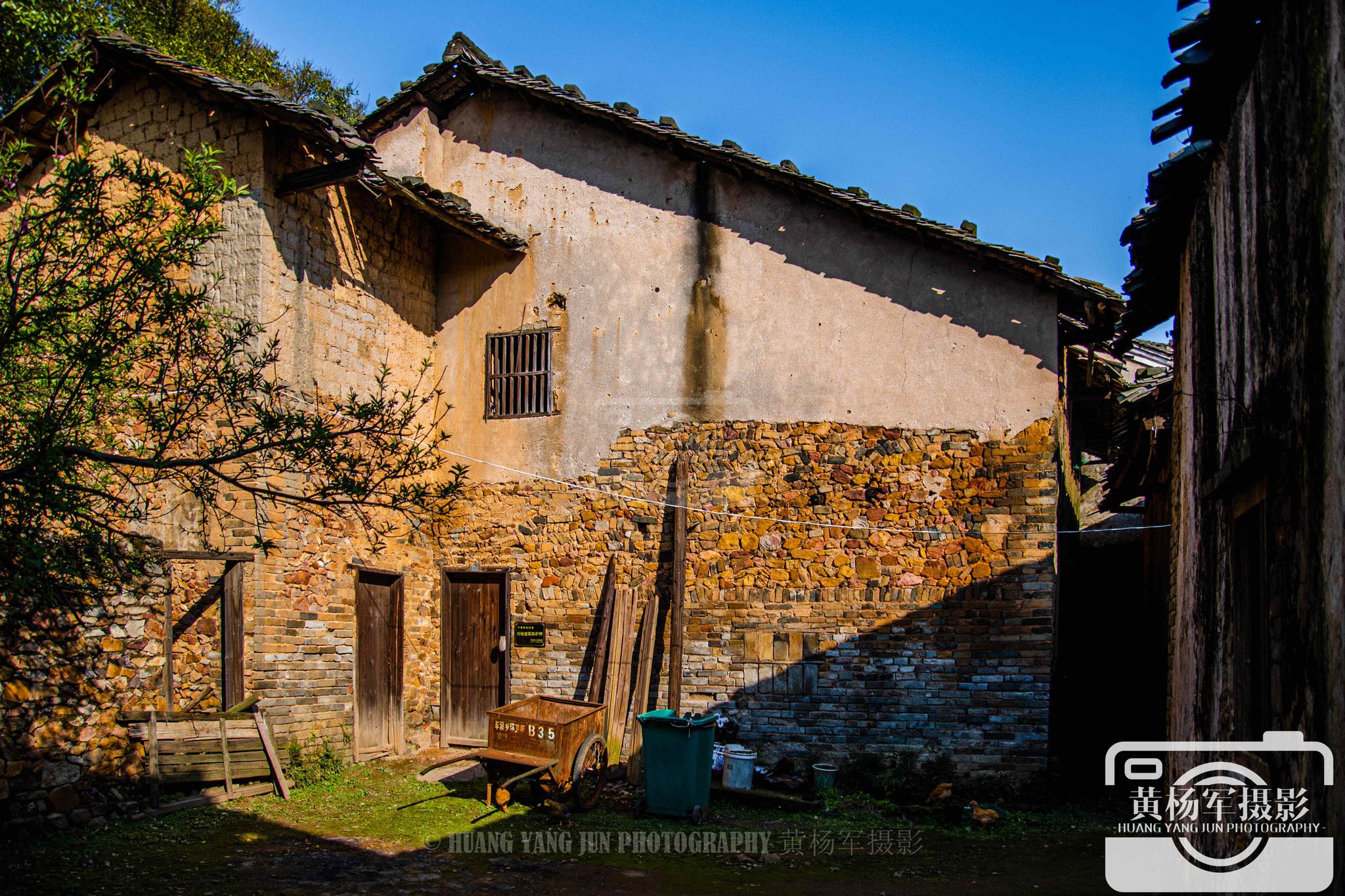 发现传统村落的古韵,于都县车溪坝脑古村的老屋,石头瓦房很亲切_高清