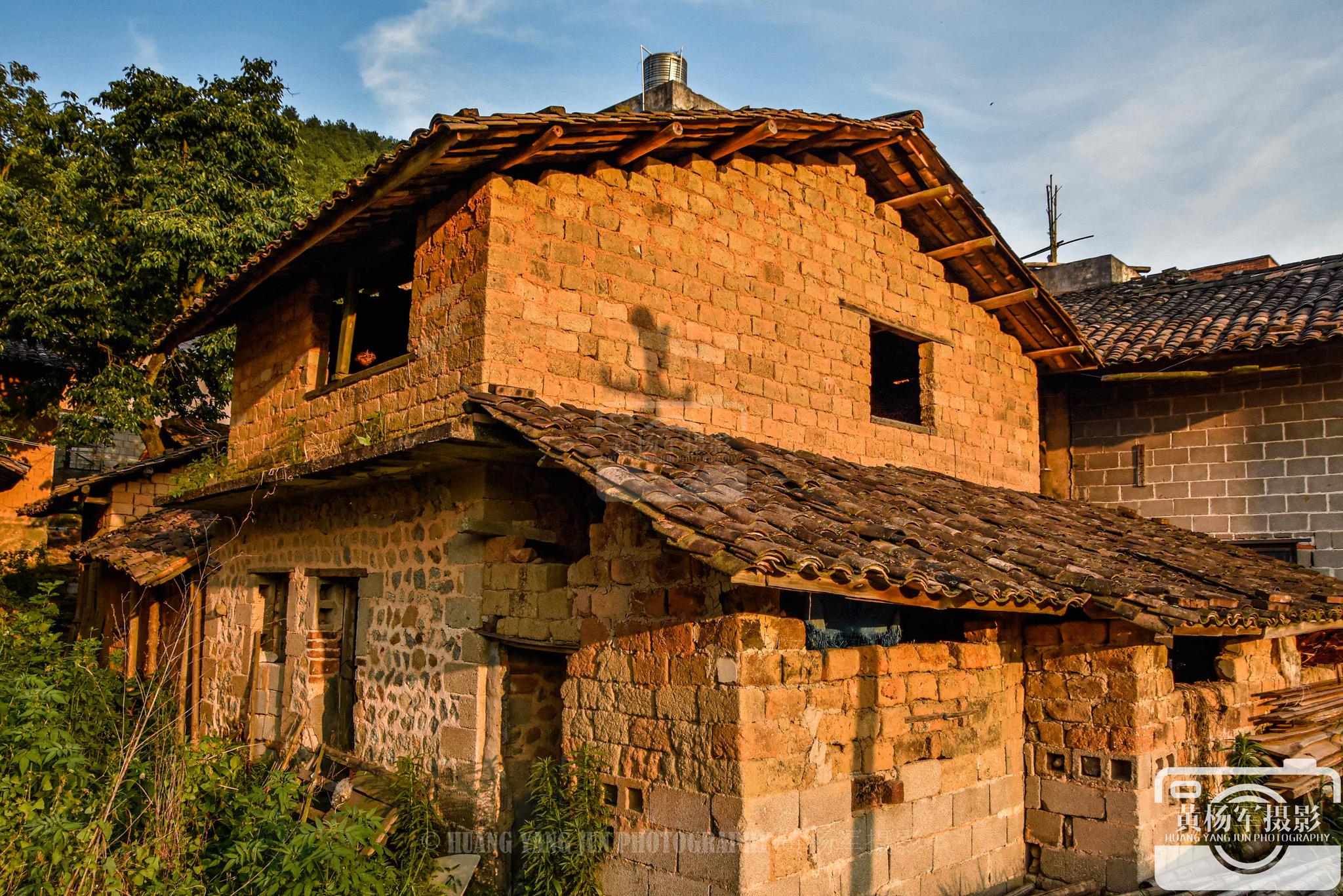 2/ 7历经风雨的土砖瓦房在阳光中变得很亲切.