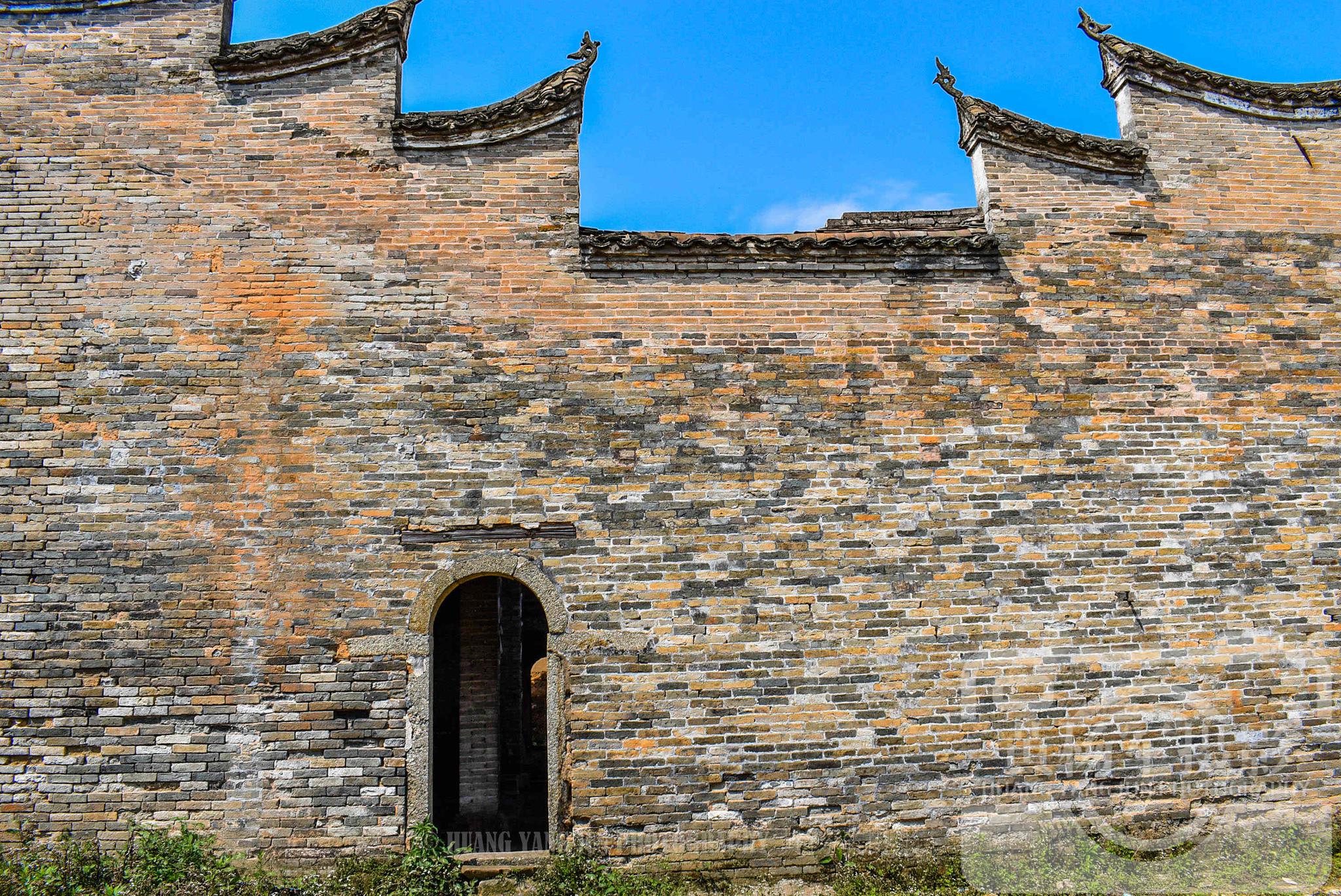 赣州于都县谢屋古村的古韵,蓝天下的青砖老屋熟悉的客家古村落