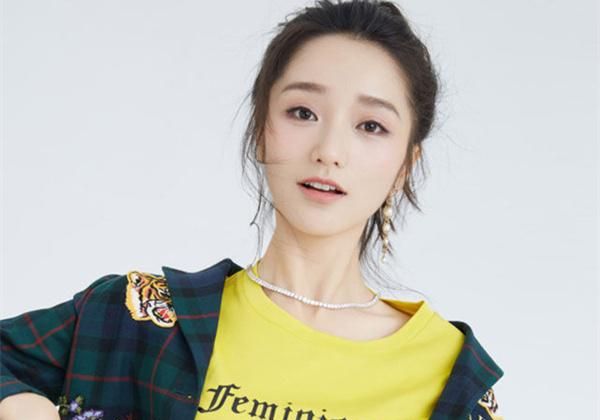 她出道4年一直不愠不火,如今出演《》赢得网友喜爱|肖燕|暗器|新白