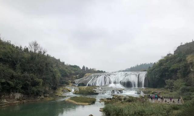 86版《西游记》片尾曲《敢问路在何方》中唐僧师徒走过的瀑布