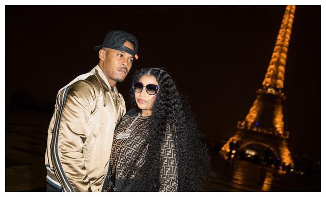 麻辣鸡轻抚肚子官宣怀孕,发文为爱退圈,老公被曝侵犯未成年少女