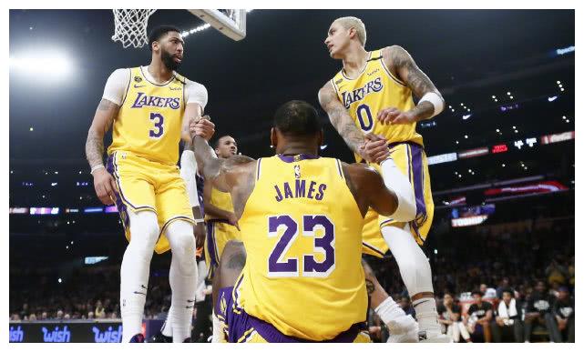 差距!麦基假期泡健身房晒完美肌肉,库兹马亲近大自然和骆驼合影