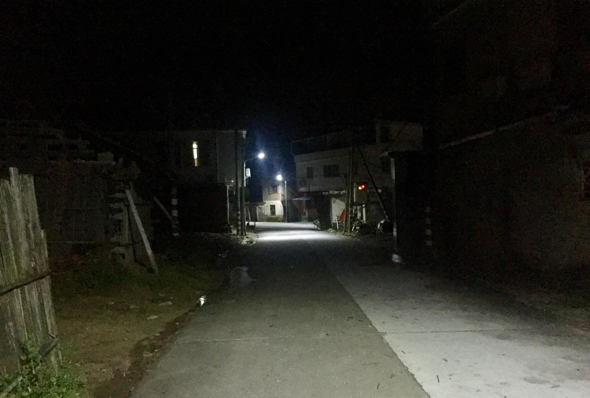 农村的夜晚11点不到,一片静悄悄,而此时城市的夜生活才刚刚开始