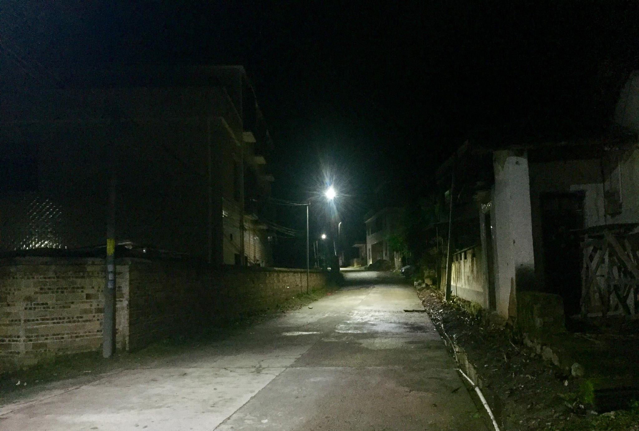农村的夜晚11点不到,一片静悄悄,而此时城市的夜生活才刚刚开始