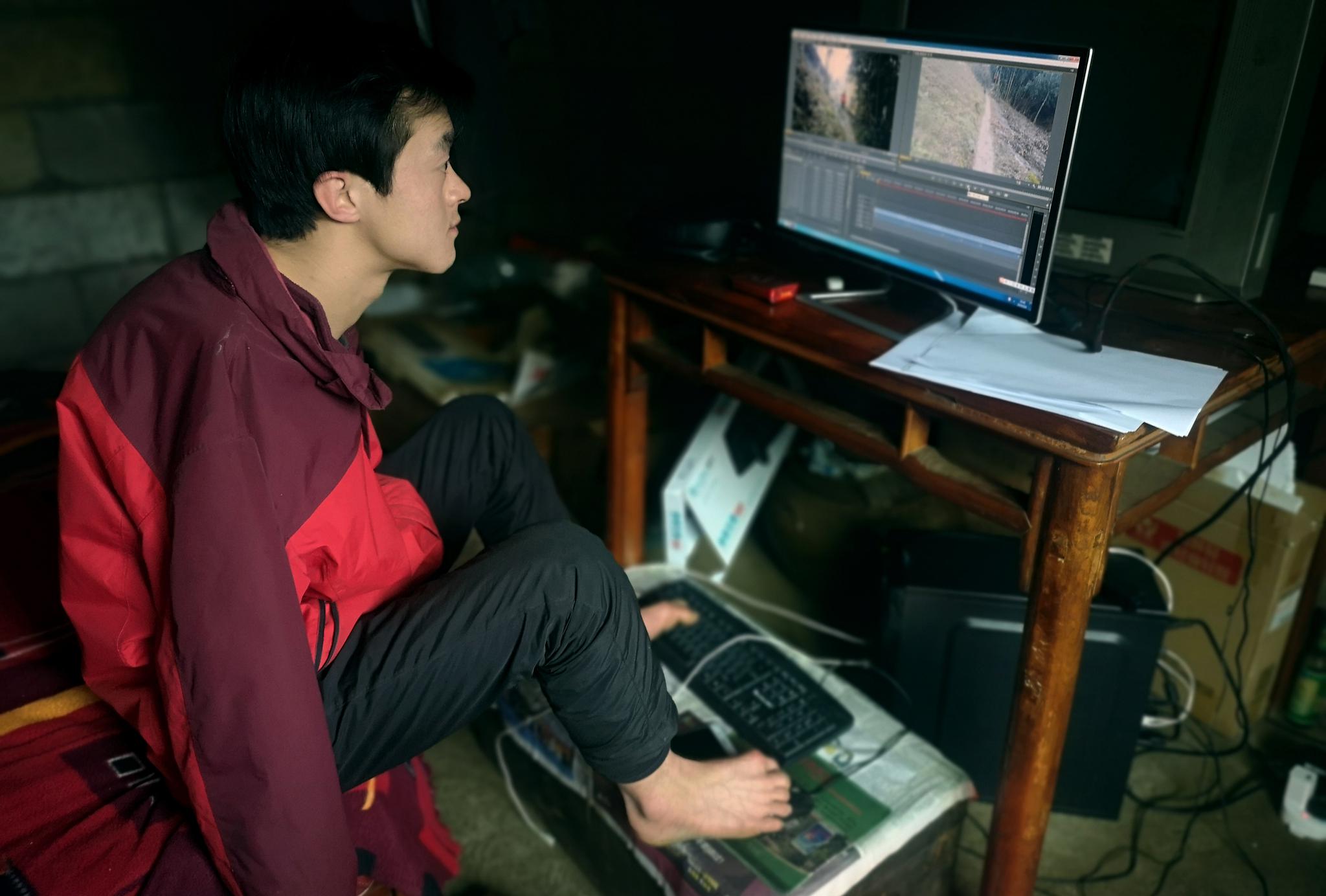 湖北无臂青年的春节:边卖脐橙边烧猪头 一家四口第一次干杯团年