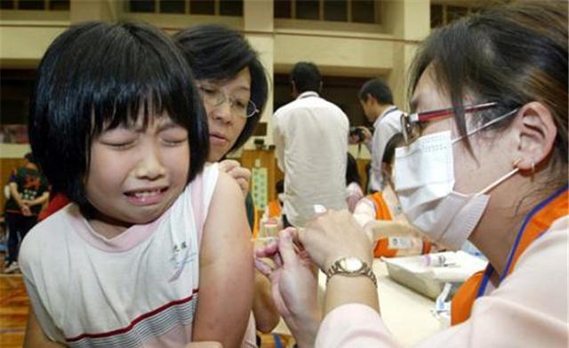 3岁萌娃打完针后感到委屈,气呼呼想找医生"报仇",网友:可爱