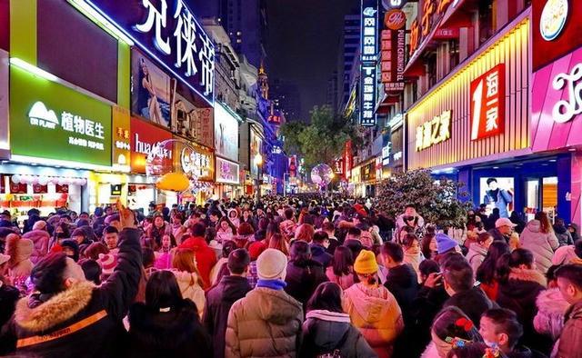元旦前夜汉口百年老街江汉路步行街人流如潮喜庆祥和迎新年