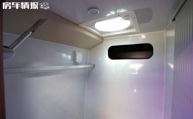 满足3口玩房车,长度5.2米的东风御风售价22.8万,接送孩子也能开