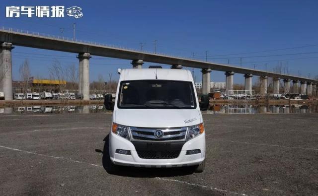 满足3口玩房车,长度5.2米的东风御风售价22.8万,接送孩子也能开